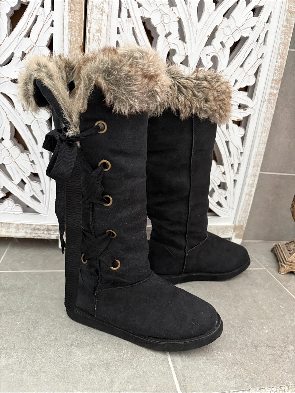 Source Unknown Black Lace-Up Winter Boots with Faux Fur Trim